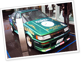 原宿で行われた「E-NEXCO pass」特別入会キャンペーン時に展示された高速人CARの様子です。