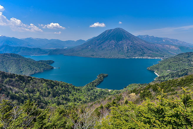 中禅寺湖と男体山