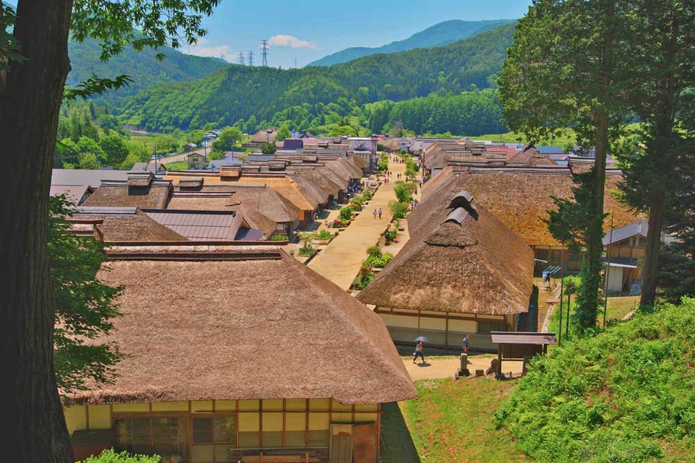 大内宿で江戸時代の風情を感じながら、名物のねぎそばを食べる