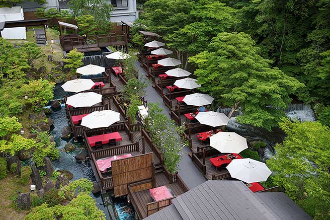 東山温泉にある水辺のダイニングで食事をして、天然の足湯に入る