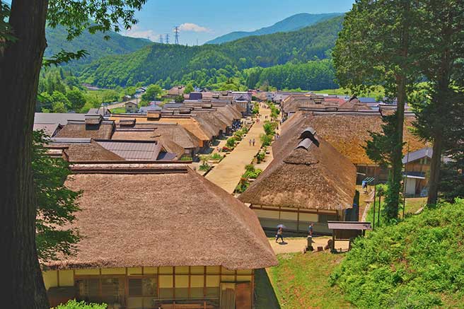 大内宿で江戸時代の風情を感じながら、名物のねぎそばを食べる