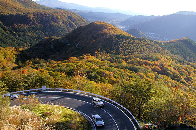 いろは坂　日本一曲がりくねった峠道。季節を彩る圧巻の紅葉。