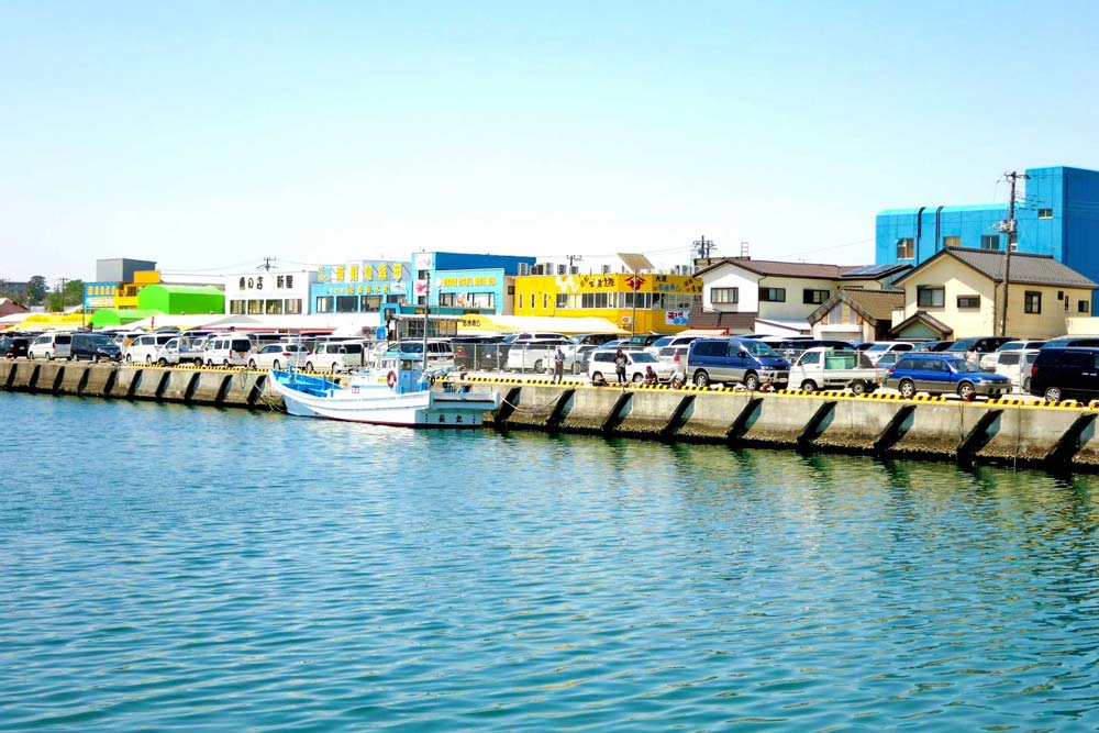 那珂湊おさかな市場で、新鮮な魚介類を購入