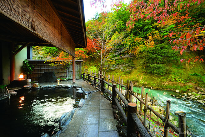 夏油渓谷で川ぎわにある露天風呂を満喫