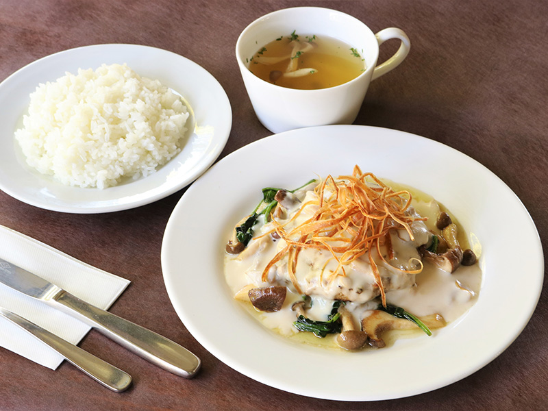 きのこのホワイトソースハンバーグ