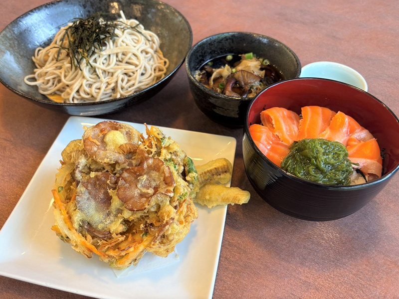 県産キノコのかき揚げ天ざるそば ミニ岩姫サーモン丼セット