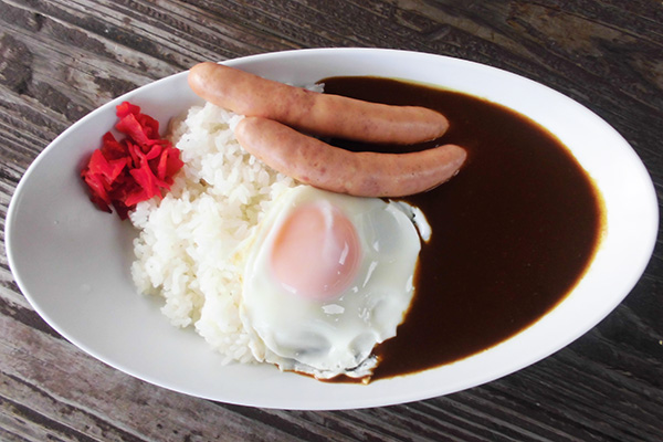 チーズが入った群馬県産ウインナーと目玉焼きカレー