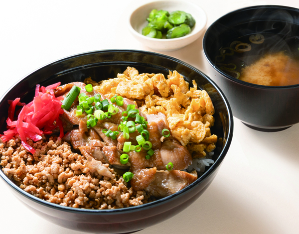 千葉県産ピーナッツ使用の炙り鶏丼