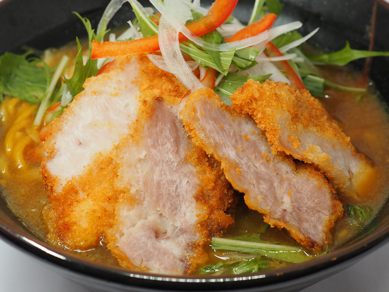野菜たっぷり！カツカレーラーメン