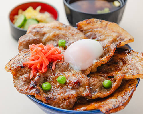 市原豚丼温玉のせ