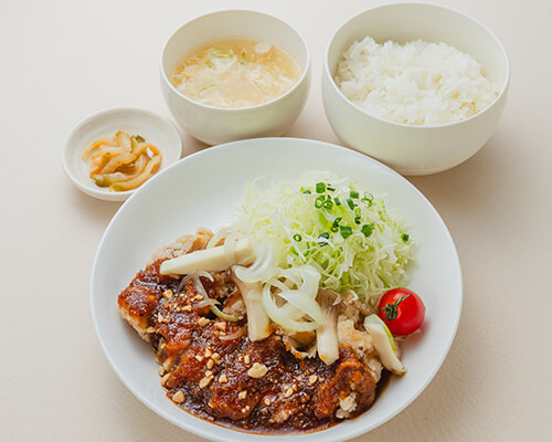 房総ハーブ鶏のガーリックソース定食