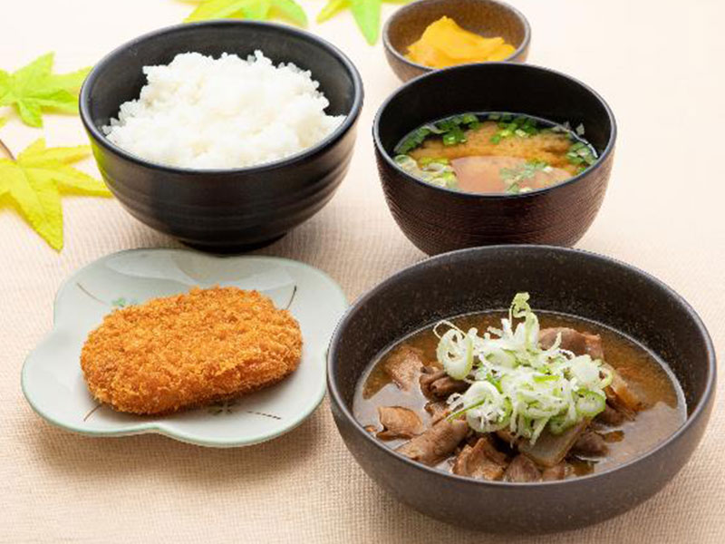 谷川岳もつ煮定食（コロッケ付）