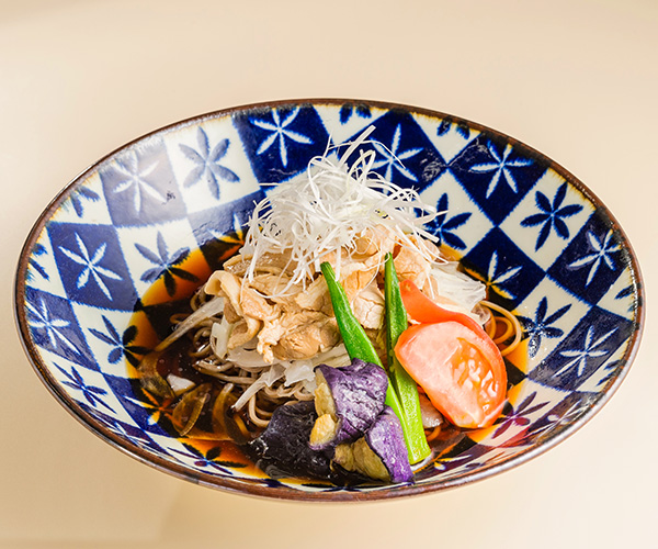 豚肉の冷しゃぶと夏野菜のピリ辛そば