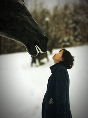 「馬とキスする私」のイメージ画像