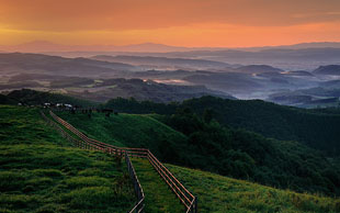 「黎明の牧場に雲海を見る」のイメージ画像