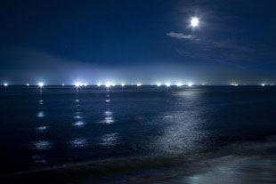 「イカ釣り船のいさり火と満月」のイメージ画像