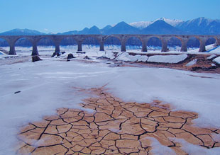 「残雪に佇むアーチ橋」のイメージ画像
