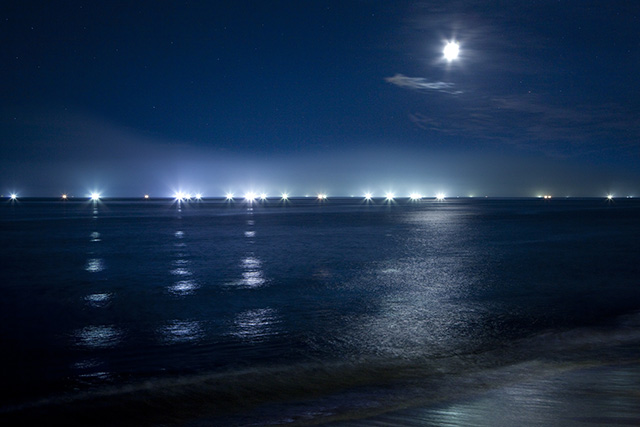 「イカ釣り船のいさり火と満月」のイメージ画像