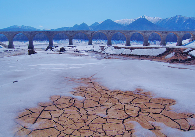 「残雪に佇むアーチ橋」のイメージ画像