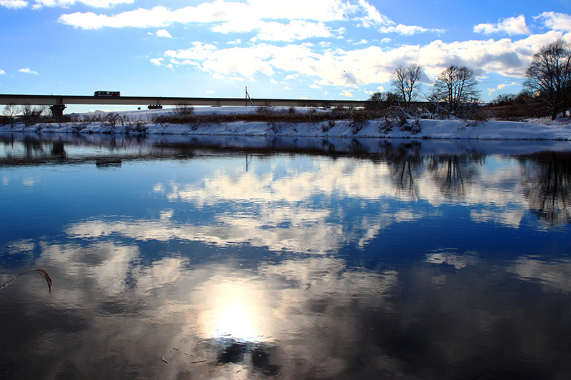 「冬の千歳川と道東道と青空」のイメージ画像