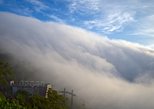 「テラスを飲み込む雲海」のイメージ画像