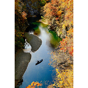 「渓谷の紅葉」のイメージ画像