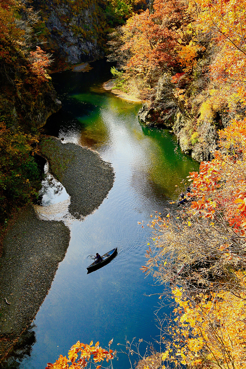 「渓谷の紅葉」のイメージ画像