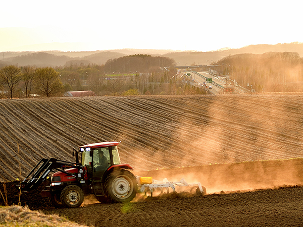 「春の耕起」のイメージ画像