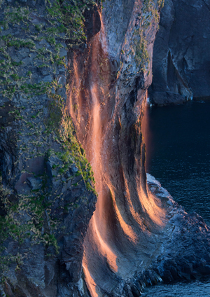 神秘の滝のイメージ画像