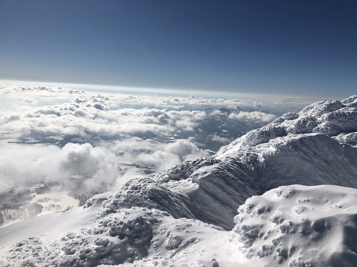 厳冬期の羊蹄山山頂のイメージ画像