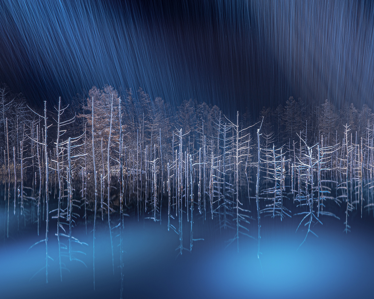 雪ふる青の池のイメージ画像