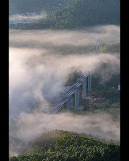 雲海から顔を出す札樽自動車道