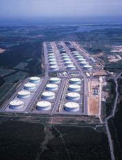 立ち並ぶタンク、国家石油備蓄基地のイメージ画像