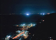 夜、海峡を望むと漁火が見えるのイメージ画像