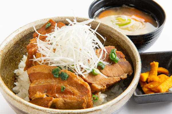 ヤマブ味噌の自家製豚角煮丼のイメージ画像