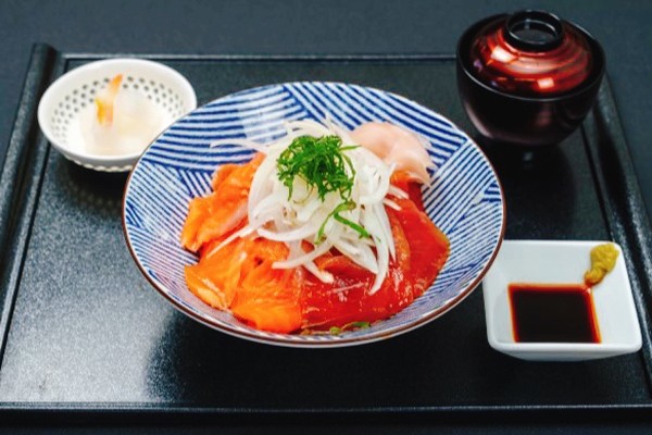 第3位「ヤシオマスと漬けマグロ丼」のイメージ画像