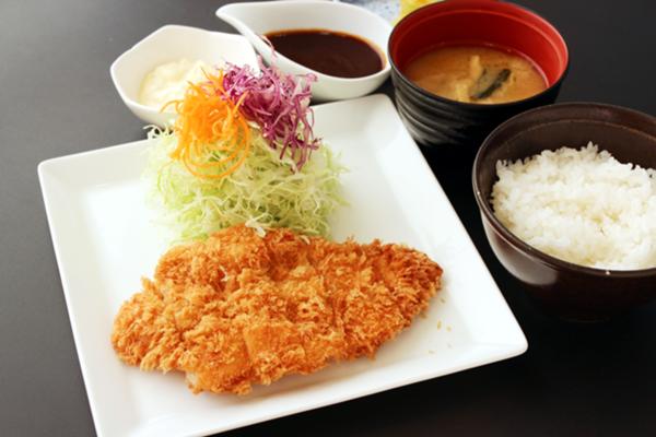 【平日ランチ】チキンカツ定食.jpg