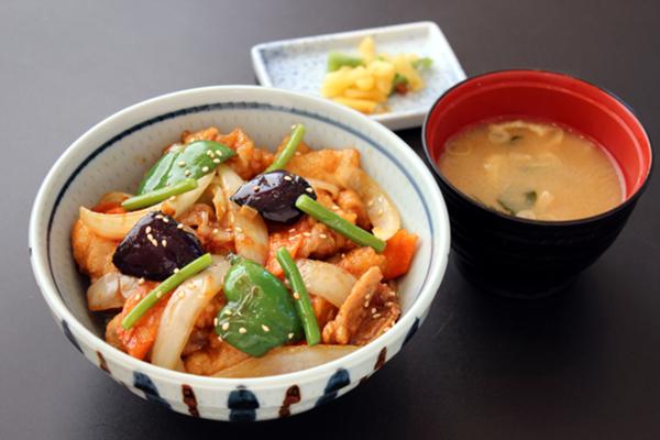 【平日ランチ】豚スタミナ丼.jpg