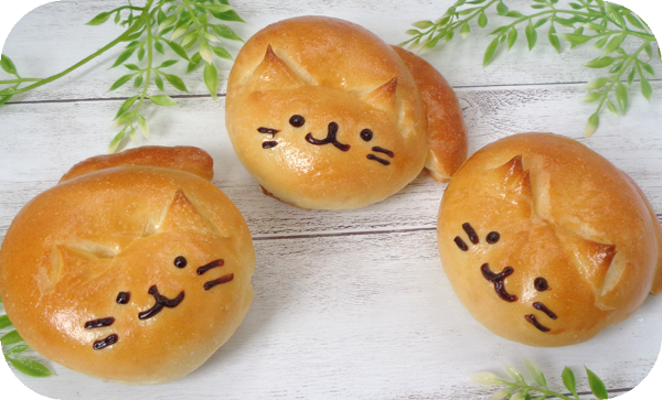 ネコのクリームパン2.png