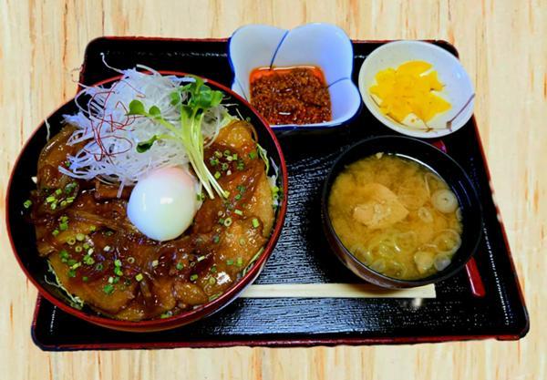 具だくさんラー油で食べる麓山高原豚のスタミナ豚バラ丼.jpg