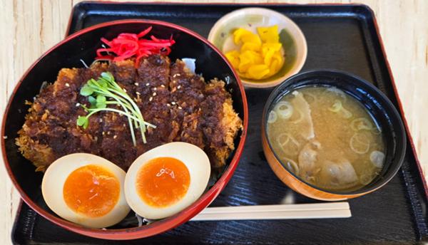 カツ丼煮卵のせ.jpg
