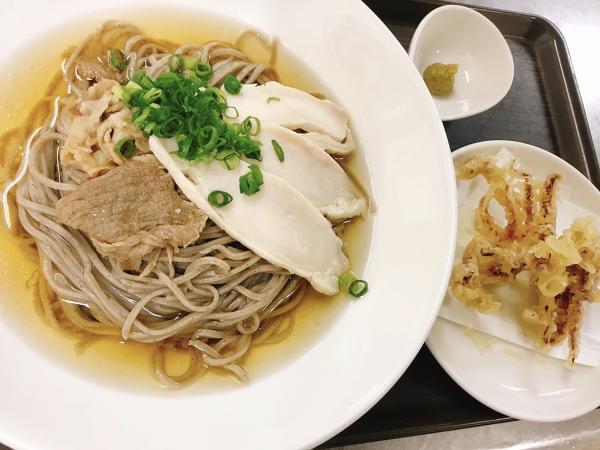 冷たい肉そばいかゲソ天添え