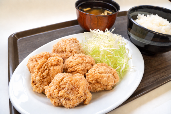 中央に五つの唐揚げ定食.png