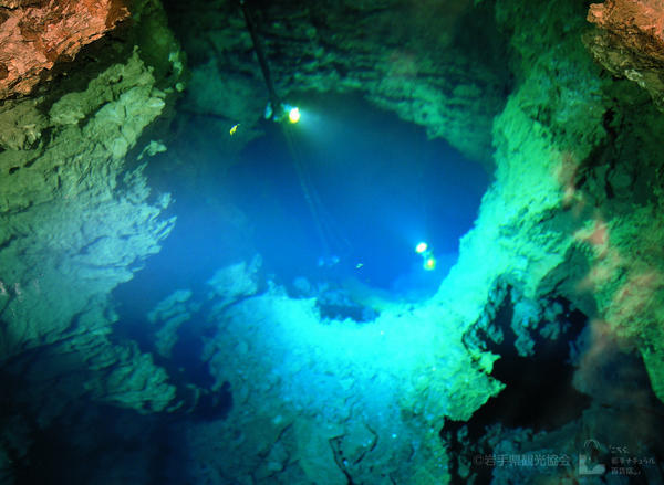 龍泉洞第3地底湖.jpg