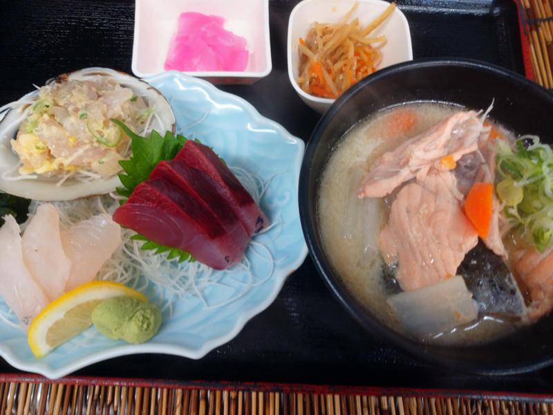 鮭あら汁と刺身三点盛り.JPG