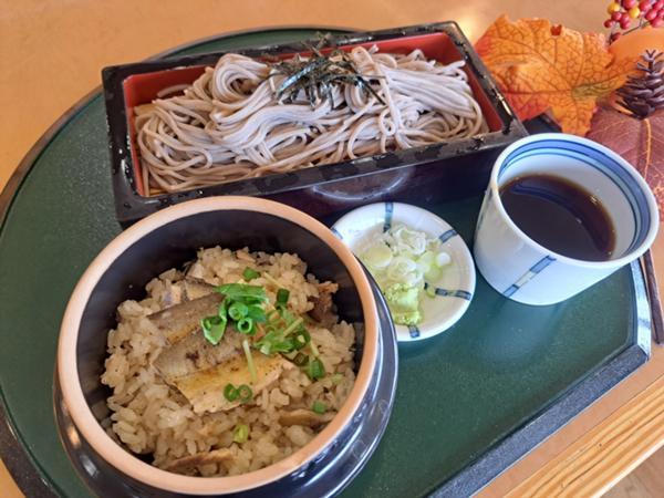 鮎飯とざるそばのセット.jpg