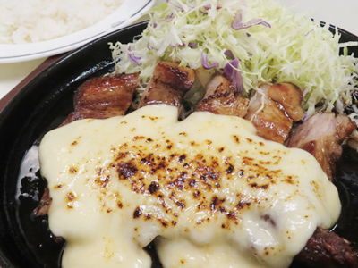 香り豚のトンテキ～四種の炙りチーズソースがけ～
