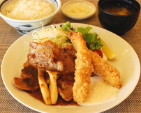 生姜焼きとエビフライ定食