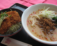 坦々麺とミニわらじカツ丼
