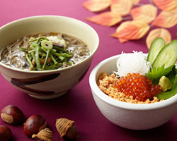 黒豆山菜そばと鮭いくら丼